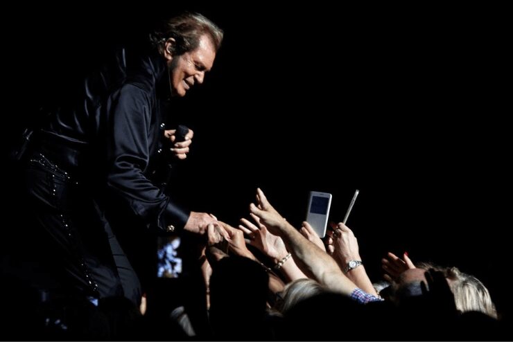 Engelbert Humperdinck with crowds