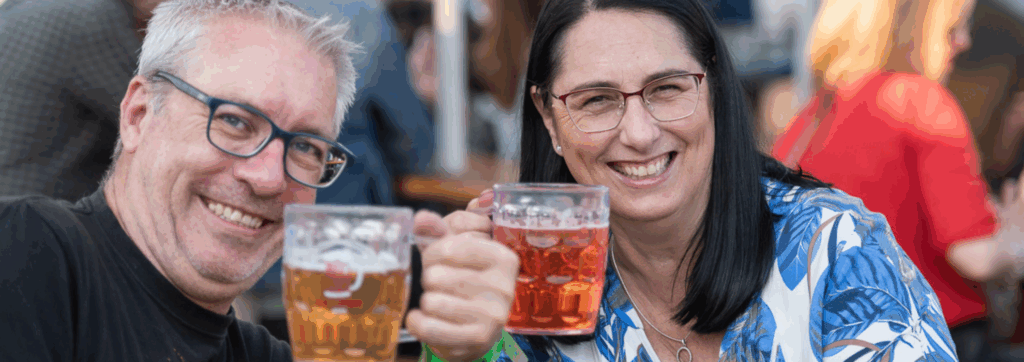 A couple drinking beers at the DSJ Schulbasar | What's on in Joburg